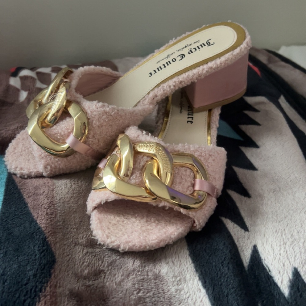 Juicy Couture Women’s Size 6 1/2 Fuzzy Pink Mule Slides Sandals Chain